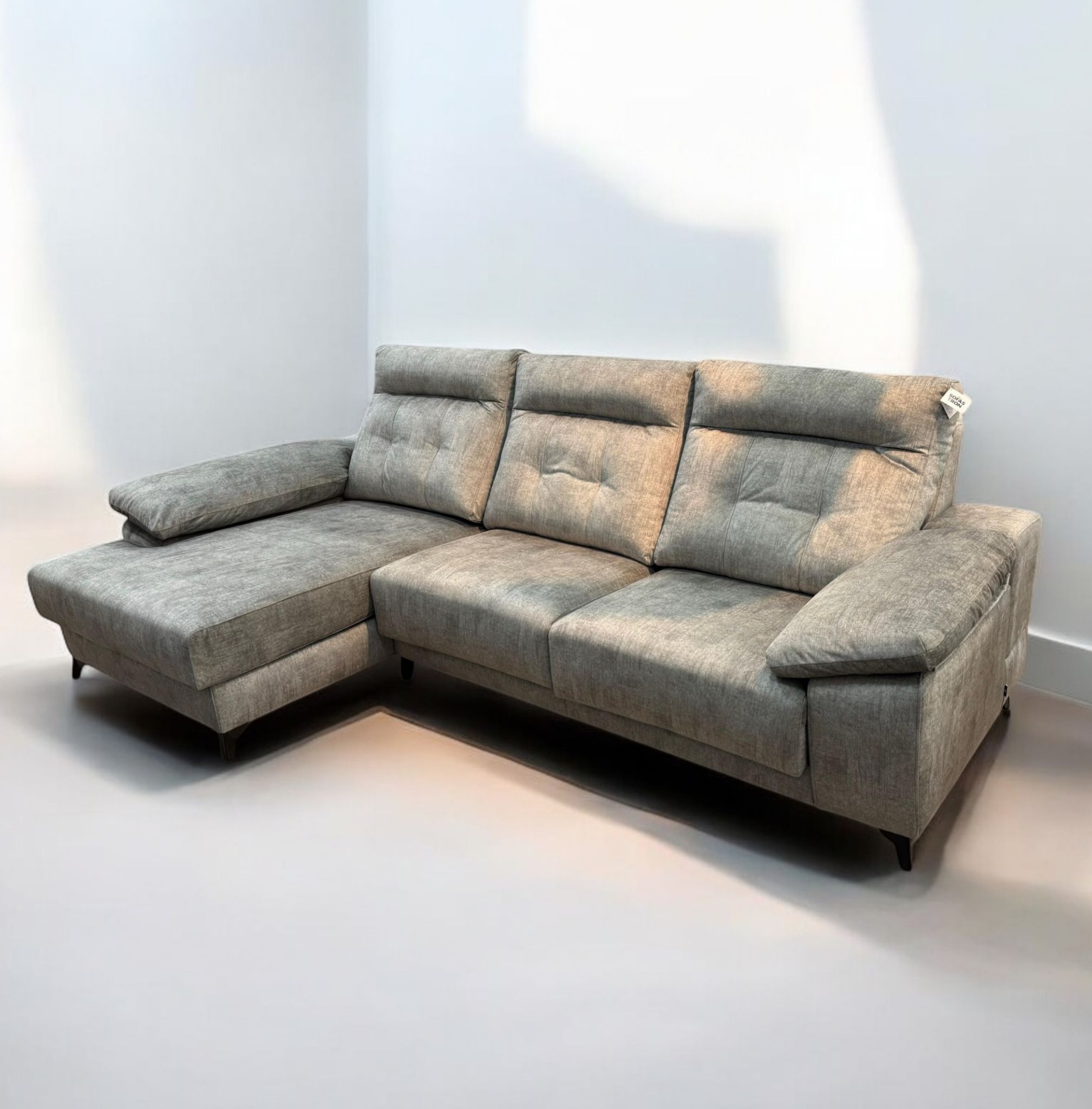 Sofá con asientos deslizantes, chaise longue, almacenaje y puffs