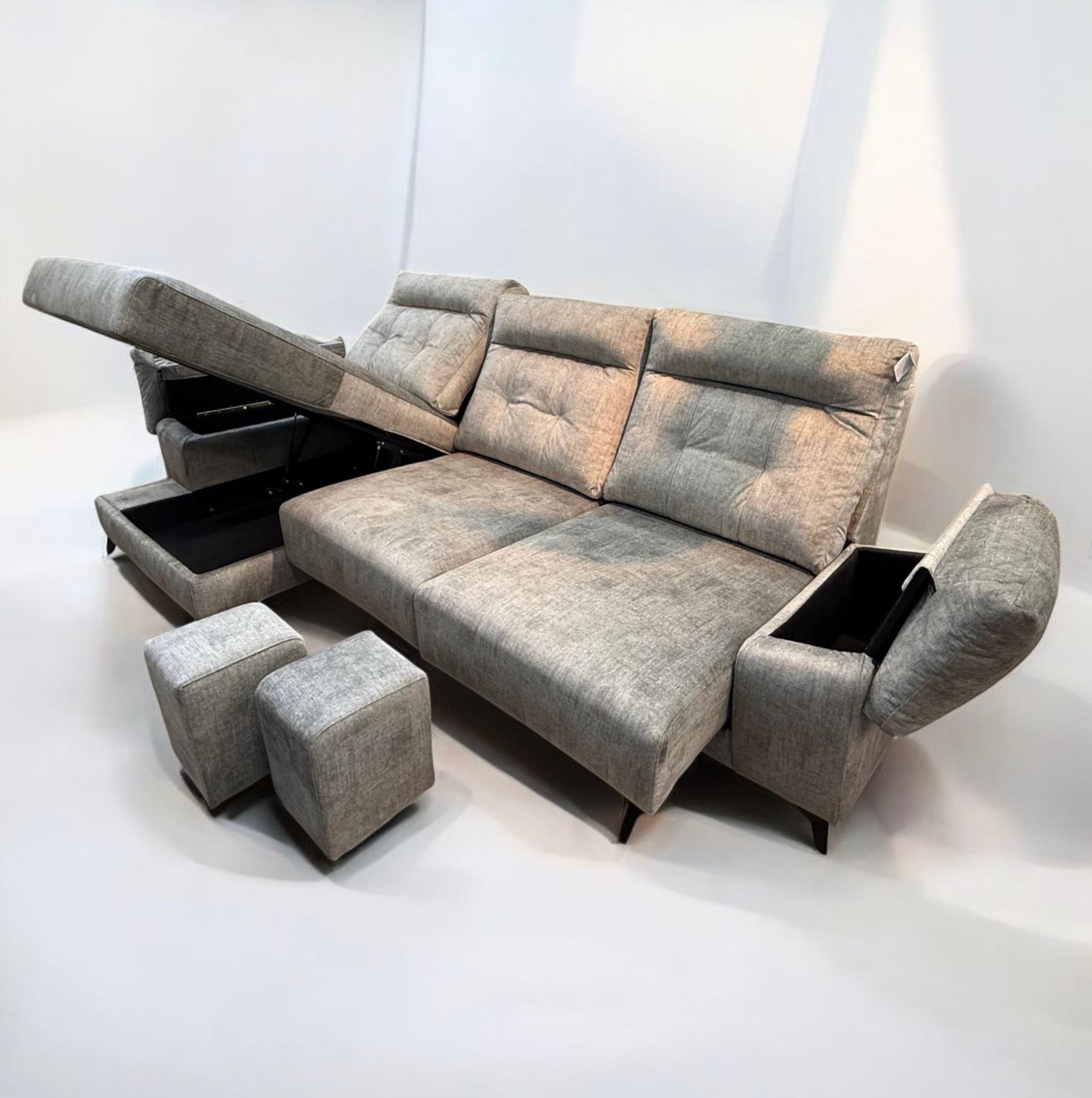 Sofá con asientos deslizantes, chaise longue, almacenaje y puffs - Imagen 4
